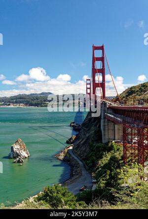 Il Golden Gate Bridge, San Francisco visto dal punto di vista North Vista Point situato alla fine del ponte nella contea di Marin, California. Foto Stock