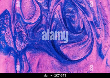 Liquido astratto, concetto di neon. Neon Fuchsia con neon Lapis Blue. Una rete insolita di linee arrotondate e ondulate in una disposizione non ritmica. Tex di sabbia Foto Stock