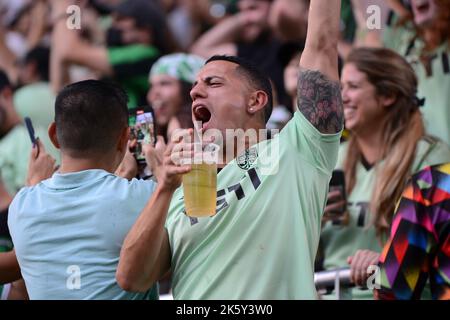 AUSTIN, Texas - 9 OTTOBRE: Un fan dell'Austin FC si fata un tifo