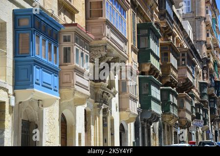 Vista delle finestre a baia di la Valletta, Malta Foto Stock