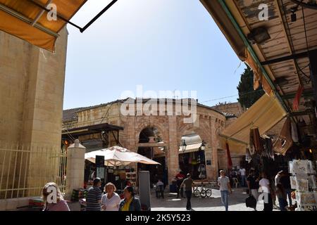 Strade trafficate nella Città Vecchia di Gerusalemme durante Rosh Hashanah 2022 Foto Stock