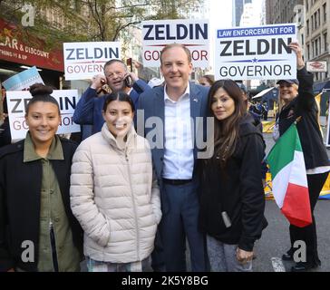 10 ottobre 2022, New York City, New York, USA: Candidato repubblicano a New York per il Governatore LEE ZELDIN e le sue figlie di famiglia (L-R) ARIANNA ZELDIN, MIKAYLA ZELDIN, e la moglie DIANA ZELDIN partecipano alla 68th° edizione annuale della Columbus Day Parade che si tiene sulla 5th Avenue. (Credit Image: © Nancy Kaszerman/ZUMA Press Wire) Foto Stock