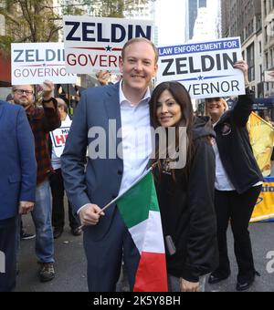 10 ottobre 2022, New York City, New York, USA: Candidato repubblicano a New York per il governatore LEE ZELDIN e sua moglie DIANA ZELDIN partecipano alla 68th° edizione della sfilata annuale di Columbus Day tenutasi sulla 5th Avenue. (Credit Image: © Nancy Kaszerman/ZUMA Press Wire) Foto Stock