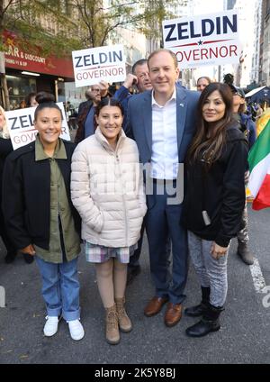 10 ottobre 2022, New York City, New York, USA: Candidato repubblicano a New York per il Governatore LEE ZELDIN e le sue figlie di famiglia (L-R) ARIANNA ZELDIN, MIKAYLA ZELDIN, e la moglie DIANA ZELDIN partecipano alla 68th° edizione annuale della Columbus Day Parade che si tiene sulla 5th Avenue. (Credit Image: © Nancy Kaszerman/ZUMA Press Wire) Foto Stock