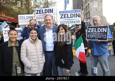 10 ottobre 2022, New York City, New York, USA: Candidato repubblicano a New York per il Governatore LEE ZELDIN e le sue figlie di famiglia (L-R) ARIANNA ZELDIN, MIKAYLA ZELDIN, e la moglie DIANA ZELDIN partecipano alla 68th° edizione annuale della Columbus Day Parade che si tiene sulla 5th Avenue. (Credit Image: © Nancy Kaszerman/ZUMA Press Wire) Foto Stock