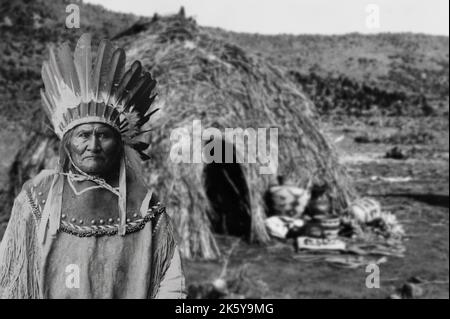 Geronimo fu il più famoso capo Apache e per oltre venticinque anni combatté contro gli Stati Uniti d'America e la sua espansione ad ovest. Foto Stock