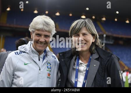 Genova, Italia. 10th ottobre 2022. Pia Sundhage Coach (Brazil Women)Milena Bertolini Coach (Italy Women) ; Ottobre 10 ; 2022 - Calcio : Coppa del mondo FIFA 2023 turno di qualificazione ; incontro amichevole; incontro tra Italia Women 0-1 Brazil Women allo Stadio Luigi Ferraris ; Genova, Italia; ;( foto di aicfoto)(ITALY) [0855] Credit: AFLO Co. Ltd./Alamy Live News Foto Stock