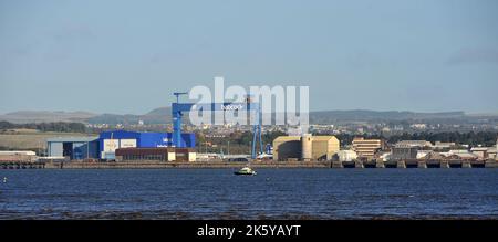 AJAXNETPHOTO. 10TH OTTOBRE 2022. SOUTH QUEENSFERRY, SCOZIA. - CANTIERE NAVALE - CANTIERE NAVALE DI BABCOCK E BACINO DI CARENAGGIO A ROSYTH, FIRTH OF FORTH. FOTO: TONY HOLLAND/AJAX RIF:D221010 9780 Foto Stock