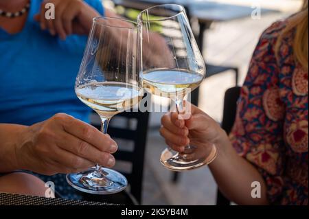 Bere txakoli o Chacolí vino bianco leggermente frizzante molto secco prodotto nei Paesi Baschi spagnoli, servito nel ristorante di Getaria pescatore Foto Stock
