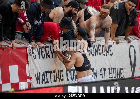 Harrison, NJ, USA, Ott 9th 2022 John Tolkin (47 RBNY) con i fan durante la partita della Major League Soccer tra New York Red Bulls e Charlotte FC alla Red Bull Arena di Harrison, NJ (Georgia Soares/SPP) Credit: SPP Sport Press Photo. /Alamy Live News Foto Stock