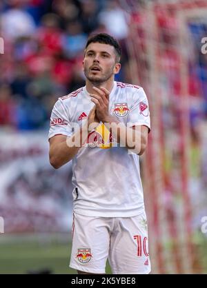 Harrison, NJ, USA, Oct 9th 2022 Lewis Morgan (10 RBNY) batte per i fan durante la partita della Major League Soccer tra New York Red Bulls e Charlotte FC alla Red Bull Arena di Harrison, NJ (Georgia Soares/SPP) Credit: SPP Sport Press Photo. /Alamy Live News Foto Stock