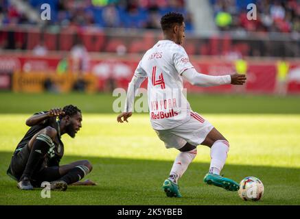 Harrison, NJ, USA, Oct 9th 2022 Andres Reyes (4 RBNY) durante la partita della Major League Soccer tra New York Red Bulls e Charlotte FC alla Red Bull Arena di Harrison, NJ (Georgia Soares/SPP) Credit: SPP Sport Press Photo. /Alamy Live News Foto Stock