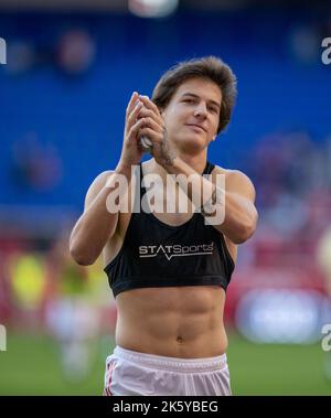 Harrison, NJ, USA, Oct 9th 2022 John Tolkin (47 RBNY) batte per i fan durante la partita della Major League Soccer tra New York Red Bulls e Charlotte FC alla Red Bull Arena di Harrison, NJ (Georgia Soares/SPP) Credit: SPP Sport Press Photo. /Alamy Live News Foto Stock