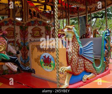 Fiera di Parsons Green, West London, Regno Unito; giostre colorate super luminose, mongolfiere, Auto, treni e Spiderman Foto Stock