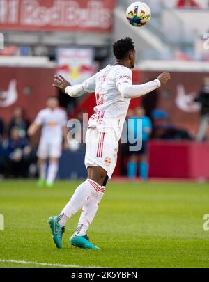 Harrison, NJ, USA, Ott 9th 2022 Andres Reyes (4 RBNY) header durante la partita della Major League Soccer tra New York Red Bulls e Charlotte FC alla Red Bull Arena di Harrison, NJ (Georgia Soares/SPP) Credit: SPP Sport Press Photo. /Alamy Live News Foto Stock