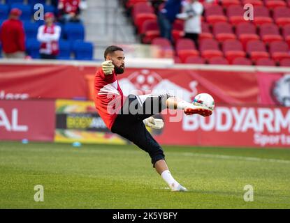 Coronel (1 RBNY) riscaldamento durante la partita della Major League Soccer tra New York Red Bulls e Charlotte FC alla Red Bull Arena di Harrison, NJ (Georgia Soares/SPP) Credit: SPP Sport Press Photo. 9th 2022 /Alamy Live News Foto Stock