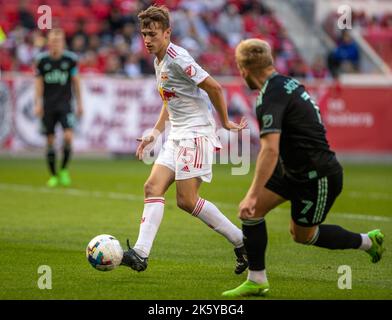 Harrison, NJ, USA, Ott 9th 2022 Daniel Edelman (75 RBNY) passa la palla durante la partita della Major League Soccer tra New York Red Bulls e Charlotte FC alla Red Bull Arena di Harrison, NJ (Georgia Soares/SPP) Credit: SPP Sport Press Photo. /Alamy Live News Foto Stock