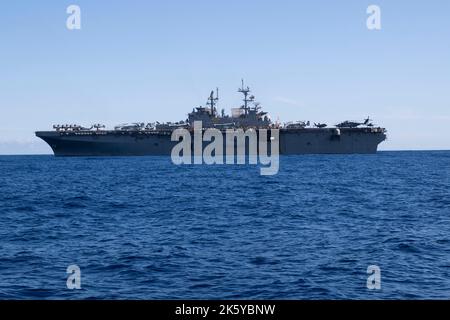 221008-N-CM110-1025 SOUTH CHINA SEA (OTT 8, 2022) – la nave d'assalto anfibio USS Tripoli (LHA 7) naviga attraverso il Mar Cinese Meridionale 8 ottobre 2022. Tripoli opera nell'area delle operazioni della flotta 7th degli Stati Uniti per migliorare l'interoperabilità con alleati e partner e fungere da pronta forza di risposta per difendere la pace e mantenere la stabilità nella regione dell'Indo-Pacifico. (STATI UNITI Foto Navy di Mass Communication Specialist 3rd Class Maci Sternod) Foto Stock