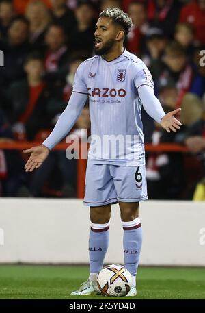 Nottingham, Inghilterra, 10th ottobre 2022. Douglas Luiz di Aston Villa durante la partita della Premier League presso il City Ground di Nottingham. L'immagine di credito dovrebbe essere: Darren Staples / Sportimage Foto Stock