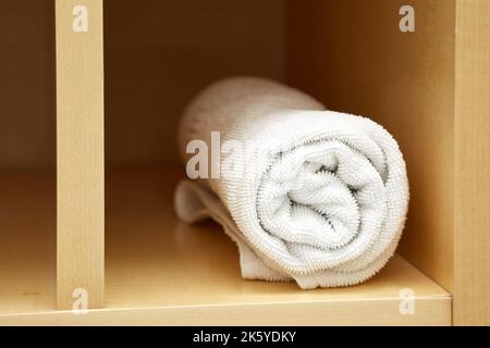 Pulire il panno in un armadietto Foto Stock