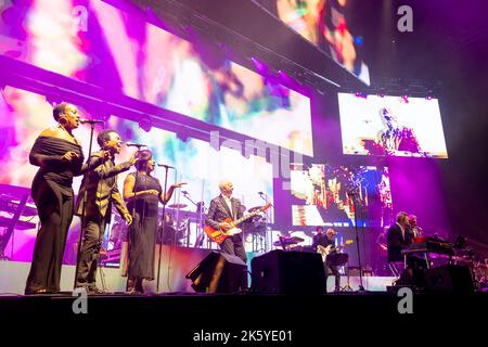 Glasgow, Scozia, 10th ottobre 2022, Roxy Music si esibisce dal vivo all'OVO Hydro di Glasgow lunedì 10th ottobre 2022 Bryan Ferry, Andy Mackay, Phil Manzanera e Paul Thompson, tornando insieme sul palco per segnare il 50th° anno dal loro rivoluzionario album di debutto. Linea principale Bryan Ferry – voce, tastiere, pianoforte, Andy Mackay – sassofono, oboe, tastiere, voce di supporto Paul Thompson – batteria Phil Manzanera – chitarra solista, voce di supporto occasionale e basso immagine: Alan Rennie Photography Credit: Alan Rennie/Alamy Live News Foto Stock