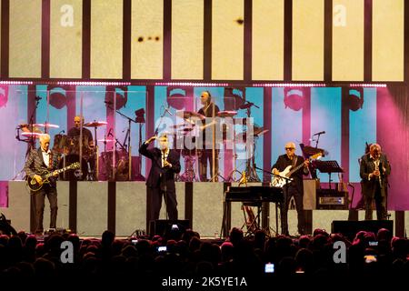 Glasgow, Scozia, 10th ottobre 2022, Roxy Music si esibisce dal vivo all'OVO Hydro di Glasgow lunedì 10th ottobre 2022 Bryan Ferry, Andy Mackay, Phil Manzanera e Paul Thompson, tornando insieme sul palco per segnare il 50th° anno dal loro rivoluzionario album di debutto. Linea principale Bryan Ferry – voce, tastiere, pianoforte, Andy Mackay – sassofono, oboe, tastiere, voce di supporto Paul Thompson – batteria Phil Manzanera – chitarra solista, voce di supporto occasionale e basso immagine: Alan Rennie Photography Credit: Alan Rennie/Alamy Live News Foto Stock