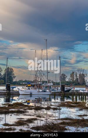 Nuvole mattutine sopra le barche attraccate presso l'Heritage Britannia Ship Yard a Steveston British Columbia Canada Foto Stock