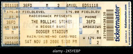 Biglietto d'ingresso vintage da un concerto di Rolling Stones al Dodger Stadium per il tour "A Bigger Bang" il 18 novembre 2006 a Los Angeles, California. Foto Stock