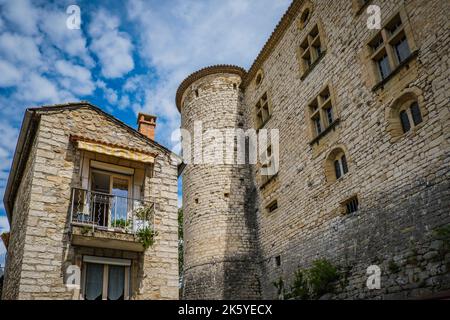 Vista sul castello medievale di Vogüé con la sua facciata in pietra e le torri angolari nel sud della Francia (Ardeche) Foto Stock