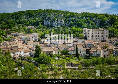 Vista sul borgo medievale di Vogûé e il suo castello, nel sud della Francia (Ardeche) Foto Stock