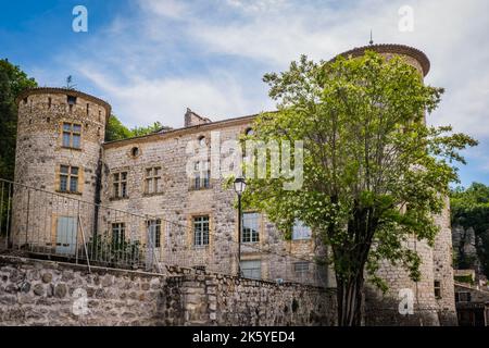 Vista sul castello medievale di Vogüé con la sua facciata in pietra e le torri angolari nel sud della Francia (Ardeche) Foto Stock