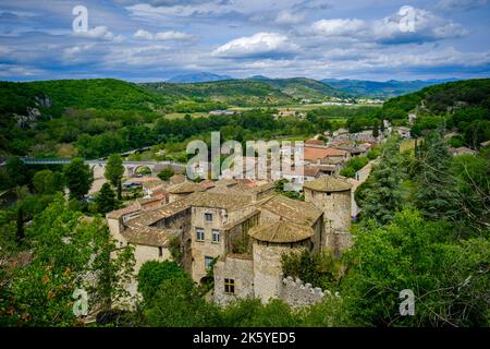 Vista sul borgo medievale di Vogûé e il suo castello, nel sud della Francia (Ardeche) Foto Stock