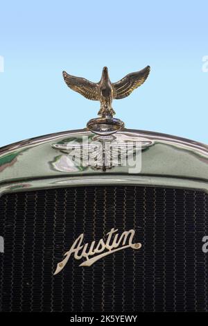 PRAGA, CZECHIA, AGOSTO 10 2022, maschera frontale con logo auto Austin Foto Stock