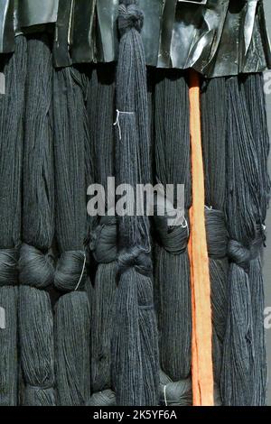 Londra, Regno Unito, 10th ottobre 2022, sculture su larga scala di Barbara Chase-Riboud, Infinite folds alla Serpentine North Gallery. Un'esplorazione della sua tecnica e materialità scultorea, definita dall'interazione tra pieghe di bronzo o alluminio fuso e spirali di lana o seta. Questa mostra è in mostra fino al 29th gennaio 2023., Andrew Lalchan Photography/Alamy Live News Foto Stock