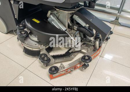 La vista dettagliata del meccanismo a spazzole di una macchina di pulizia automatica Foto Stock