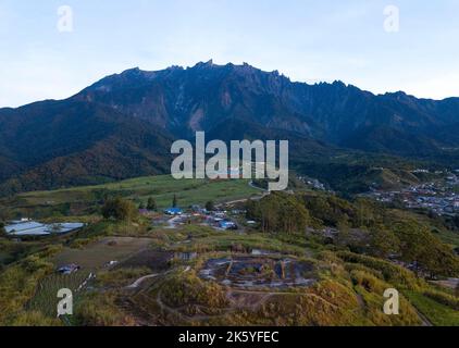 Veduta aerea del maestoso Monte Kinabalu, Kundasang Sabah Foto Stock