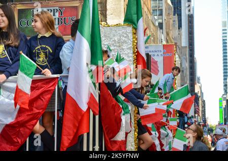 New York, New York, Stati Uniti. 10th Ott 2022. I newyorkesi italiani sono visti sventolare le bandiere durante la parata annuale della Giornata del Patrimonio dell'Umanità Italiana lungo la Fifth Avenue a New York City. (Credit Image: © Ryan Rahman/Pacific Press via ZUMA Press Wire) Foto Stock