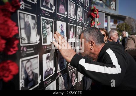 Ankara, Turchia - 10/10/2022, Un uomo bacia una fotografia al monumento dove sono esposte le fotografie di coloro che hanno perso la vita nell'esplosione. Settimo anniversario degli attentati suicidi gemellati in cui sono state uccise più di 100 persone (10 ottobre 2015), ad Ankara il 10 ottobre 2020. Gli attentatori suicidi ritenuti legati allo Stato islamico si sono lanciati in una folla di attivisti di pace pro-curdi che hanno in programma di tenere un raduno fuori dalla stazione ferroviaria principale di Ankara, con un bilancio di morte di 103 persone. L'attentato l'attentato terroristico più letale della storia turca. Nel settimo anno del massacro, th Foto Stock