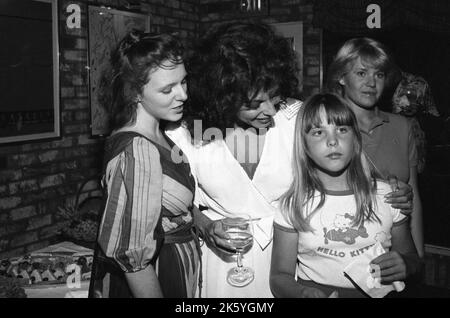 Joan Collins con la figlia, Tara Newley e la nipote Katyana Kass al Family feud All-Star cocktail speciale prima volta dopo la festa con attori del General Hospital, All My Children, Dynasty e Knott's Landing il 25 luglio 1982. Credit: Ralph Dominguez/MediaPunch Foto Stock