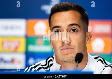 Varsavia, Polonia. 10th Ott 2022. Lucas Vazquez del Real Madrid visto durante la sessione ufficiale di allenamento un giorno prima della partita di gruppo UEFA Champions League tra il FC Shakhtar Donetsk e il Real Madrid al Maresciallo Jozef Pilsudski Legia Warsaw Municipal Stadium. Credit: SOPA Images Limited/Alamy Live News Foto Stock