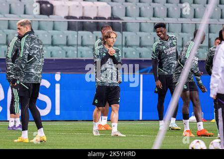 Varsavia, Polonia. 10th Ott 2022. Luka Modric (C) del Real Madrid visto durante la sessione ufficiale di allenamento un giorno prima della partita di gruppo della UEFA Champions League tra il FC Shakhtar Donetsk e il Real Madrid al Maresciallo Jozef Pilsudski Legia Warsaw Municipal Stadium. Credit: SOPA Images Limited/Alamy Live News Foto Stock