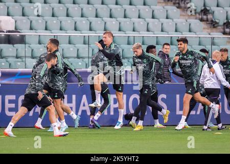 Varsavia, Polonia. 10th Ott 2022. Toni Kroos (C), Federico 'fede' Valverde (R2), Marco Asensio (R) sono visti in azione durante la sessione di allenamento ufficiale un giorno prima della partita di gruppo UEFA Champions League tra il FC Shakhtar Donetsk e il Real Madrid al Maresciallo Jozef Pilsudski Legia Warsaw Municipal Stadium. Credit: SOPA Images Limited/Alamy Live News Foto Stock