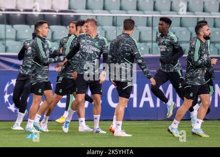 Varsavia, Polonia. 10th Ott 2022. Squadra del Real Madrid visto durante la sessione ufficiale di allenamento un giorno prima della partita di gruppo della UEFA Champions League tra il FC Shakhtar Donetsk e il Real Madrid al Maresciallo Jozef Pilsudski Legia Warsaw Municipal Stadium. Credit: SOPA Images Limited/Alamy Live News Foto Stock