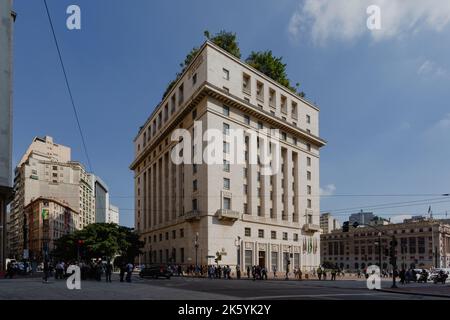 San Paolo, Brasile. 16 giugno, 2014. Passerelle-a piedi passando accanto all'edificio Mamarazzo, noto anche come Palacio do Anhangabau (Palazzo di Anhangabau), il municipio della città di San Paolo, nel centro storico, come visto durante il torneo di calcio della Coppa del mondo in Brasile. Foto Stock