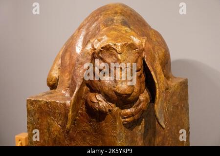Jackson Hole, Wyoming, Stati Uniti. 'Camille', un grande bronzo di un coniglio, nel Museo Nazionale di Arte Naturale Foto Stock