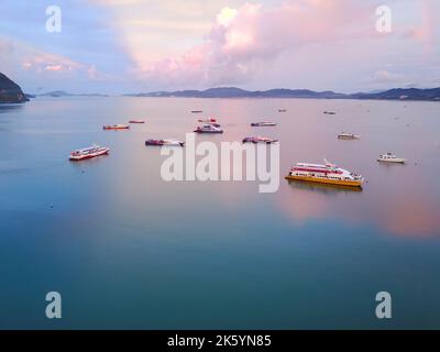 Vista aerea di un faro, barca e yacht ormeggiato nel porto turistico di Langkawi Foto Stock