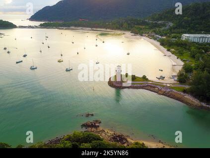 Vista aerea di un faro, barca e yacht ormeggiato nel porto turistico di Langkawi Foto Stock