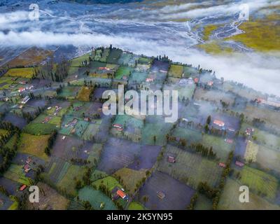 Vista aerea del villaggio di cemoro lawang al parco nazionale bromo tengger semeru con una suggestiva nuvola ondulata dopo l'alba Foto Stock