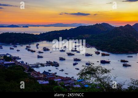 Vista aerea del porto di Labuan Bajo, isola di Komodo Indonesia Foto Stock