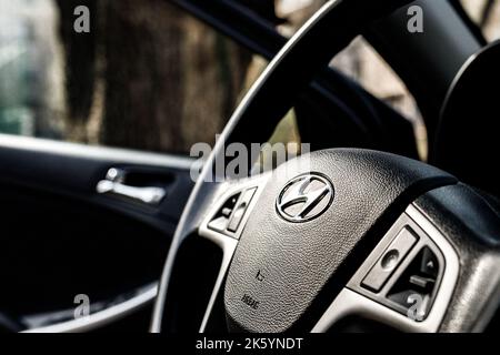 Volante nella cabina di un'auto Hyundai coreana Foto Stock